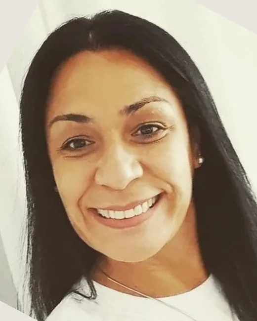 Professora Marcelina de Souza, sorrindo